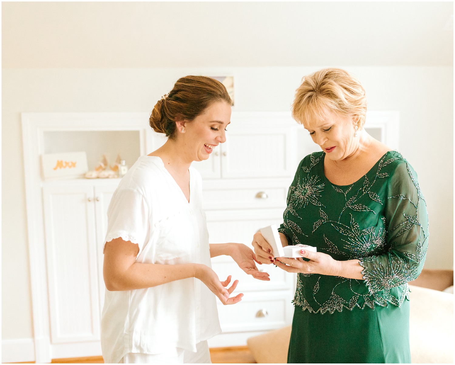 bride and mother prepare for wedding day with Chelsea Renay Photography