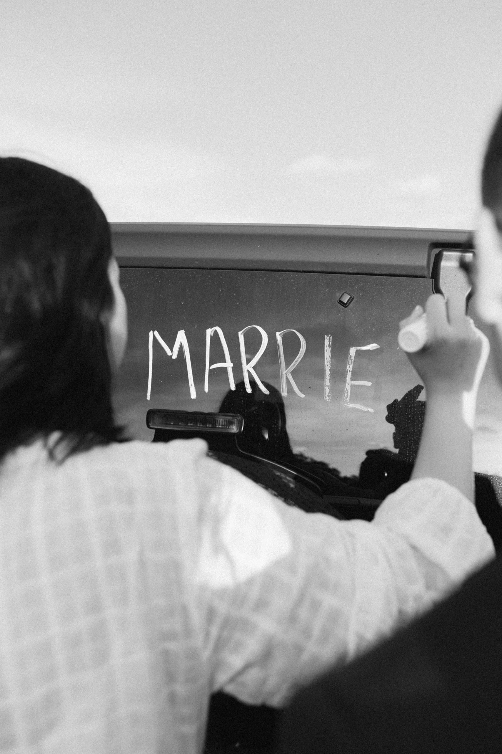 couple writes "just married" on back of jeep